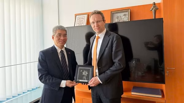 Đại sứ Nguyễn Đắc Thành đã làm việc với ông Alexander Eberl, Phó Cố vấn An ninh đối ngoại Cộng hoà Liên bang Đức.