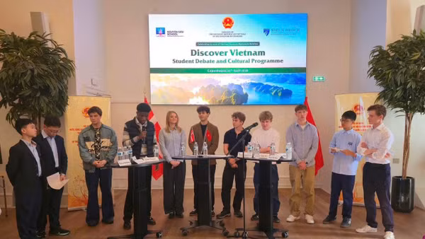 Học sinh hai nước Việt Nam và Đan Mạch tham dự cuộc thi. (Ảnh do Đại sứ quán Việt Nam tại Đan Mạch cung cấp)