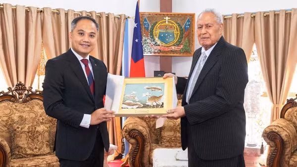 Đại sứ Phan Minh Giang và Ngài Tuimalealiifano Va’aletoa Sualauvi II – Người đứng đầu Nhà nước độc lập Samoa. 