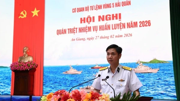 Đại tá Mai Đăng Danh, Phó Tư lệnh, Tham mưu trưởng Vùng 5 Hải quân dự và phát biểu chỉ đạo hội nghị. (Ảnh: Trần Kiên)