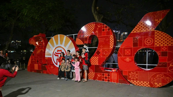 Người dân thủ đô tranh thủ ghi lại những khoảnh khắc trước giờ giao thừa.