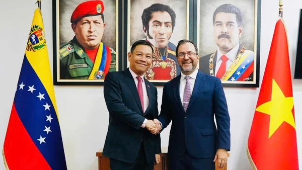 Bộ trưởng Ngoại giao Yván Gil đã tiếp thân mật Đại sứ Việt Nam tại Venezuela Vũ Trung Mỹ. (Ảnh do Đại sứ quán Việt Nam tại Venezuela cung cấp)