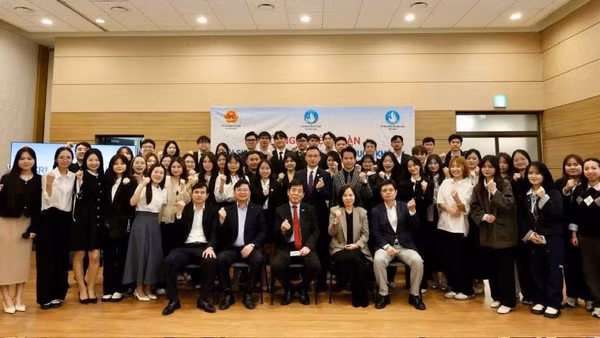 Đại sứ Vũ Hồ chụp ảnh cùng các đại biểu Hội Sinh viên Việt Nam tại Hàn Quốc tham dự hội nghị.