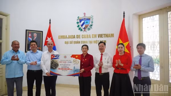 Chủ tịch Trung ương Hội Chữ thập đỏ Việt Nam Đỗ Thị Thu Thảo và các lãnh đạo Hội Chữ thập đỏ Việt Nam đã trao tượng trưng cho Đại sứ nước Cộng hòa Cuba tại Việt Nam Rogelio Polanco Fuentes khoản hỗ trợ trị giá 100 tỷ đồng của nhân dân Việt Nam dành cho nhân dân Cuba. 