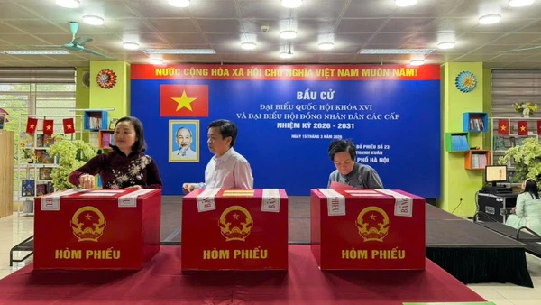 Đồng chí Phạm Thúy Chinh - Phó Chủ nhiệm Ủy ban Kinh tế tài chính Quốc hội và đồng chí Bùi Trung Kiên - Phó Cục trưởng Cục Quản trị Văn phòng Quốc hội bỏ phiếu tại khu vực bỏ phiếu số 23, phường Thanh Xuân.