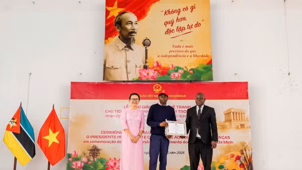 Đại sứ Trần Thị Thu Thìn và Tiến sĩ Helio Martins Mudender, Giám đốc Sở Giáo dục thành phố Maputo trao phần thưởng cho thí sinh đạt giải Nhất cuộc thi. (Ảnh do Đại sứ quán Việt Nam tại Mozambique cung cấp)