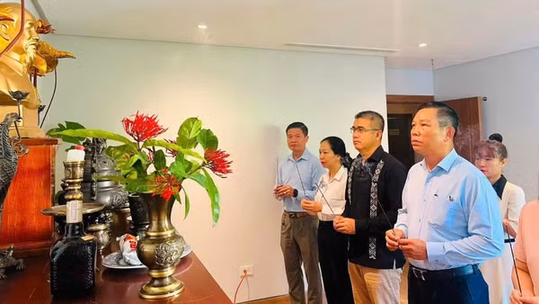 Cán bộ nhân viên Cơ quan đại diện Việt Nam tổ chức dâng hoa, dâng hương tại Không gian Hồ Chí Minh. (Ảnh: Đại sứ quán Việt Nam tại Venezuela cung cấp)