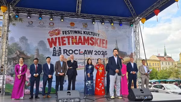 Đại sứ Hà Hoàng Hải phát biểu khai mạc Lễ hội Văn hóa Việt Nam tại thành phố Wroclaw. (Ảnh: Đại sứ quán Việt Nam tại Ba Lan cung cấp)