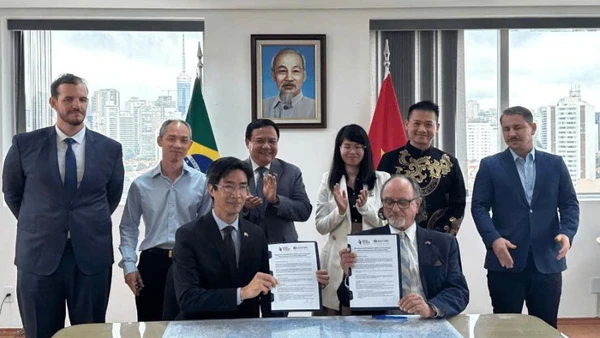 Đại diện Phòng Thương mại Brazil-Việt Nam và Phòng Thương mại và Công nghiệp Brazil-Việt Nam bang Espírito Santo ký kết Biên bản ghi nhớ.(Ảnh: Đại sứ quán Việt Nam tại Brazil cung cấp)