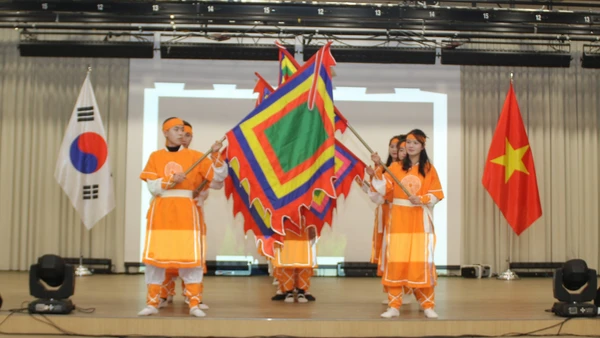 Một tiết mục văn nghệ được biểu diễn tại chương trình Xuân Quê hương tại Hàn Quốc. (Ảnh do Đại sứ quán Việt Nam tại Hàn Quốc cung cấp)