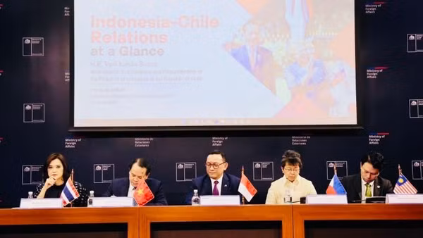 Đại sứ và đại diện cơ quan ngoại giao các nước Indonesia, Philippines, Thái Lan, Việt Nam và Malaysia tại chương trình.