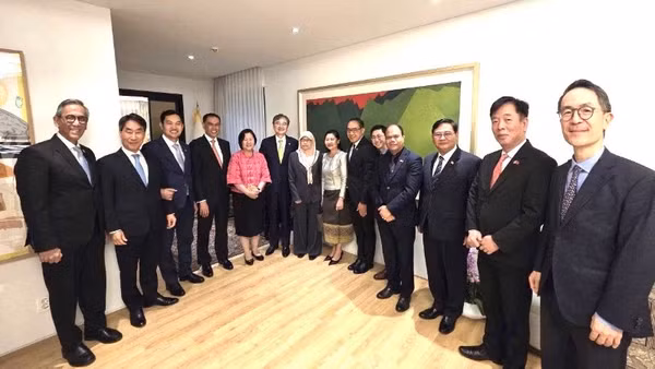 Bộ trưởng Ngoại giao Hàn Quốc Cho Hyun, Đại sứ các nước ASEAN tại Hàn Quốc và các khách mời chụp ảnh kỷ niệm. (Ảnh do Đại sứ quán Việt Nam tại Hàn Quốc cung cấp)