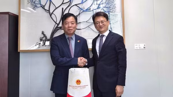 Đại sứ Vũ Hồ và Cục trưởng Lãnh sự, Bộ Ngoại giao Hàn Quốc Yoo Byung-seok. (Ảnh do Đại sứ quán Việt Nam tại Hàn Quốc)