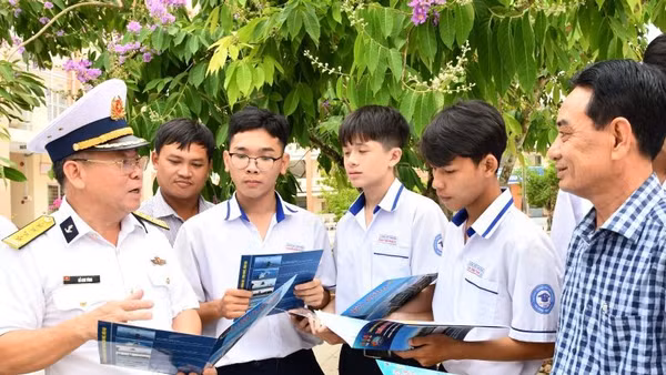 Đại tá Đỗ Kim Tùng, Chính ủy Trung đoàn 551 (Vùng 5 Hải quân) giới thiệu quy trình đăng ký tuyển sinh vào Học viện Hải quân và Trường cao đẳng Kỹ thuật Hải quân cho học sinh Trường trung học phổ thông Thạnh Đông. (Ảnh do Vùng 5 Hải quân cung cấp)