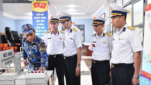 Đại tá Nguyễn Văn Đồng (thứ ba từ phải sang) kiểm tra mô hình huấn luyện tại Lữ đoàn 127. (Ảnh do Vùng 5 Hải quân cung cấp)