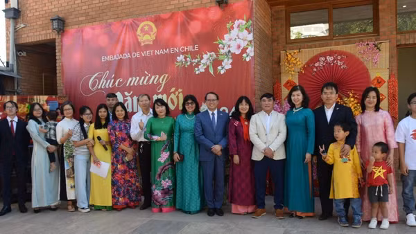 Các đại biểu tham dự sự kiện chụp ảnh kỷ niệm. (Ảnh do Đại sứ quán Việt Nam tại Chile cung cấp)