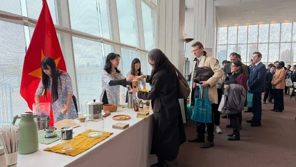 Cà-phê Việt Nam được giới thiệu tại cuộc họp thông qua nghị quyết về Ngày quốc tế cà-phê. (Ảnh do Phái đoàn Việt Nam tại Liên hợp quốc cung cấp)