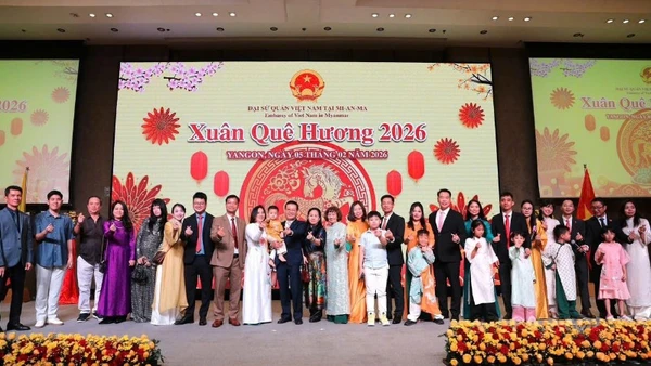 Đại biểu tham dự chương trình Xuân Quê hương 2026 tại Myanmar chụp ảnh kỷ niệm. (Ảnh do Đại sứ quán Việt Nam tại Myanmar cung cấp)