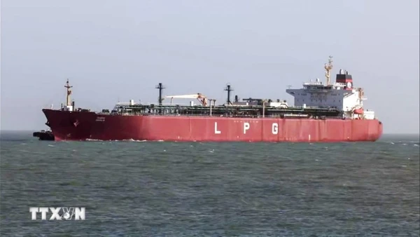 Tàu chở dầu khí tự nhiên hóa lỏng di chuyển qua eo biển Hormuz về tới cảng Mundra ở Kutch, Ấn Độ ngày 16/3/2026. (Ảnh: ANI/TTXVN)