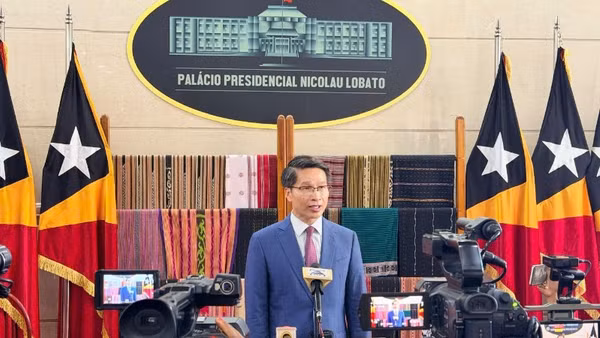 Đại biện Việt Nam tại Timor-Leste Phạm Bình Đàm trả lời báo chí nước sở tại. (Ảnh do Đại sứ quán Việt Nam tại Timor-Leste cung cấp)