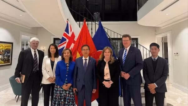 Đại sứ và các nghị sĩ độc lập của Quốc hội Liên bang Australia chụp ảnh kỷ niệm. (Ảnh do Đại sứ quán Việt Nam tại Australia cung cấp)