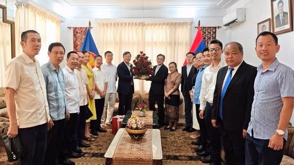 Đoàn đại biểu Đại sứ quán Việt Nam tại Cuba chúc mừng cán bộ Đại sứ quán Lào tại Cuba nhân dịp Tết cổ truyền Bunpimay.