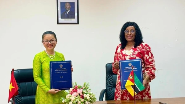 Đại sứ Trần Thị Thu Thìn và Bộ trưởng Giáo dục và Văn hóa Mozambique Samaria Tovela ký Hiệp định giữa hai Chính phủ về hợp tác trong lĩnh vực giáo dục đại học.