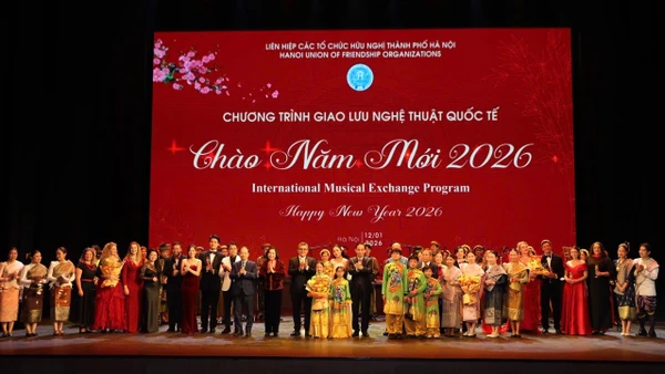 Các đại biểu chụp ảnh kỷ niệm với các nghệ sĩ tham gia chương trình giao lưu nghệ thuật quốc tế.