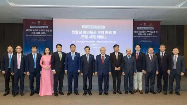 Các đại biểu tham dự Hội nghị Xúc tiến đầu tư Hải Phòng-Hàn Quốc năm 2026 chụp ảnh kỷ niệm.