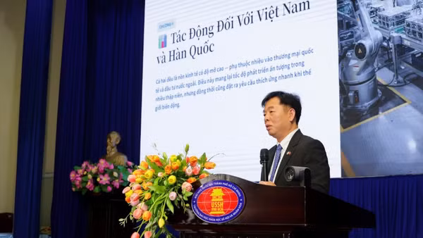Đại sứ Việt Nam tại Hàn Quốc Vũ Hồ phát biểu tại Hội thảo.