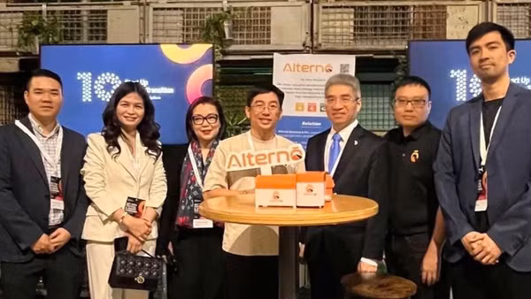 Đại sứ Nguyễn Đắc Thành (thứ 3 từ phải qua) chụp cùng đại diện Công ty Alterno của Việt Nam tại Lễ trao giải. (Ảnh do Đại sứ quán Việt Nam tại Đức cung cấp)