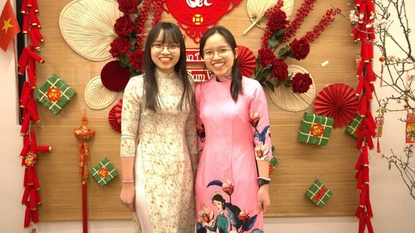 Hai chị em song sinh Lê Xuân Nhi và Lê Mỹ Nhi hiện đang là sinh viên năm thứ 4, Viện Công nghệ Israel – Technion. (Ảnh do nhân vật cung cấp)