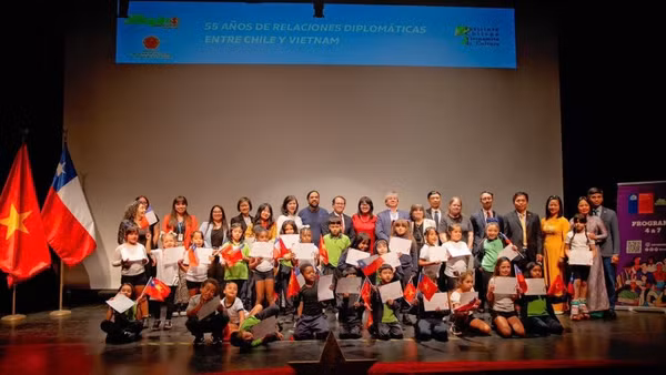 31 em học sinh trường Tiểu học Fray Camilo Henríquez được Đại sứ Nguyễn Việt Cường trao Giấy chứng nhận Đại sứ Hòa bình. 