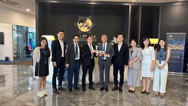 Đại sứ Đinh Ngọc Linh (thứ 5 từ phải sang) và cán bộ Đại sứ quán chụp ảnh kỷ niệm cùng lãnh đạo Trường đại học Công nghệ và Sáng tạo châu Á-Thái Bình Dương. 