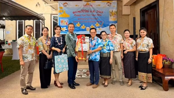 Đại sứ Việt Nam tại Malaysia Đinh Ngọc Linh và cán bộ Đại sứ quán chúc Tết và tham gia chung vui các hoạt động đón Tết cùng Đại sứ quán Lào tại Malaysia.