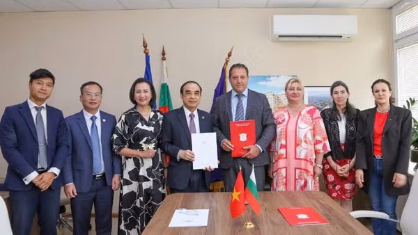 Giáo sư-Tiến sĩ Nguyễn Hữu Tú, Hiệu trưởng Trường đại học Y Hà Nội và Giáo sư Boycho Landjov, Hiệu trưởng Đại học Y Sofia đã ký kết Biên bản ghi nhớ hợp tác (MoU). (Ảnh: Đại sứ quán Việt Nam tại Bulgaria cung cấp)