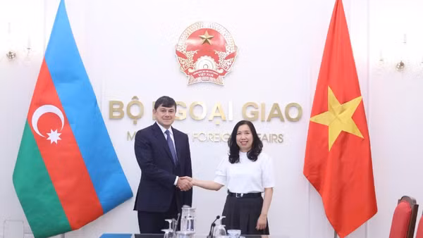Thứ trưởng Ngoại giao Lê Thị Thu Hằng và Chủ tịch Ủy ban Nhà nước về người Azerbaijan Fuad Muradov. (Ảnh: Nguồn Ủy ban Nhà nước về người Việt Nam ở nước ngoài)
