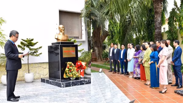 Đại sứ Dương Chính Chức và các đại biểu dâng hoa trước tôn tượng Chủ tịch Hồ Chí Minh. (Ảnh do Đại sứ quán Việt Nam tại Angola cung cấp)