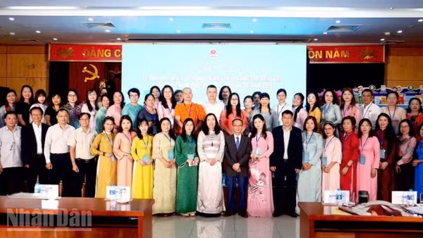 Các đại biểu, giảng viên và 50 học viên kiều bào tham gia Khóa tập huấn chụp ảnh kỷ niệm. (Ảnh: KHÁNH LAN)