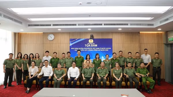 Các đại biểu tham dự Tọa đàm chụp ảnh kỷ niệm. (Ảnh do Cục Đối ngoại, Bộ Công an cung cấp)
