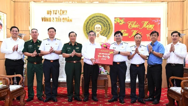 Đồng chí Nguyễn Phước Lộc tặng quà cán bộ, chiến sĩ Vùng 5 Hải quân. (Ảnh do Vùng 5 Hải quân cung cấp)