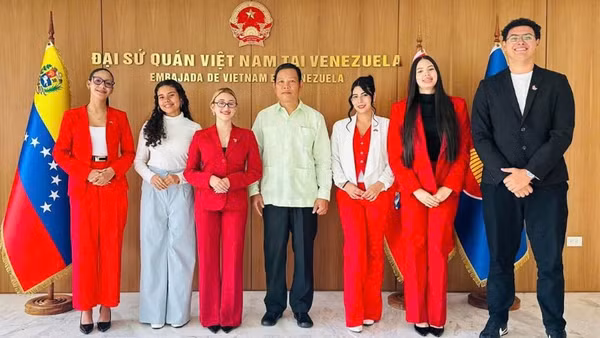 Đại sứ Vũ Trung Mỹ chụp ảnh kỷ niệm cùng nhóm sinh viên nghiên cứu về Việt Nam. (Ảnh do Đại sứ quán Việt Nam tại Venezuela cung cấp)