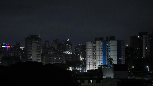 Quang cảnh thủ đô Caracas của Venezuela rạng sáng 3/1/2026. (Ảnh: THX/TTXVN)