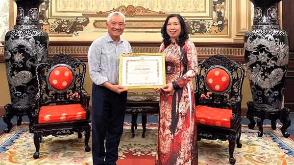 Thứ trưởng Ngoại giao Lê Thị Thu Hằng trao Bằng khen của Bộ trưởng Ngoại giao cho Tiến sĩ, doanh nhân Nguyễn Thanh Mỹ, kiều bào Canada.