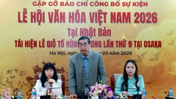 Đại sứ Nguyễn Phú Bình, Chủ tịch Hội Liên lạc với người Việt Nam ở nước ngoài phát biểu tại sự kiện.