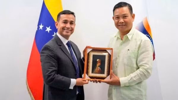 Đại sứ Vũ Trung Mỹ và Bộ trưởng Ngoại thương Venezuela Johann Álvarez Márquez. (Ảnh: do Đại sứ quán Việt Nam tại Venezuela cung cấp)