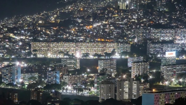 Quang cảnh thủ đô Caracas, Venezuela tối 8/12/2025. (Nguồn: THX/TTXVN) 