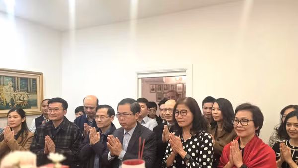 Đại sứ Phạm Hùng Tâm cùng cán bộ Đại sứ quán, đại diện cộng đồng Việt Nam tại thủ đô Canberra dâng hương tưởng nhớ Chủ tịch Hồ Chí Minh. (Ảnh do Đại sứ quán Việt Nam tại Australia cung cấp)