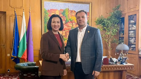 Đại sứ Việt Nam tại Bulgaria Nguyễn Thị Minh Nguyệt gặp Thị trưởng thành phố Veliko Tarnovo Daniel Panov.