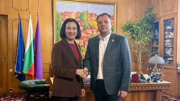 Đại sứ Việt Nam tại Bulgaria Nguyễn Thị Minh Nguyệt gặp Thị trưởng thành phố Veliko Tarnovo Daniel Panov.